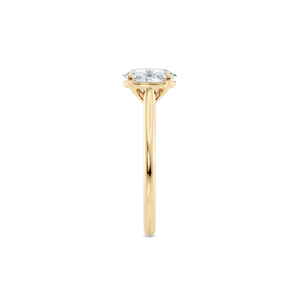 Diamantring oval gult gull 1 ct lab diamant, fokus på ringskinnen sett rett forfra, designet av Hartwell.