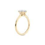 Diamantring oval gult gull 1 ct lab diamant, vist stående fra siden, designet av Hartwell.