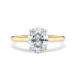Diamantring oval gult gull 2 ct lab diamant, vist liggende forfra, designet av Hartwell.