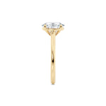 Diamantring oval gult gull 2 ct lab diamant, fokus på ringskinnen sett rett forfra, designet av Hartwell.