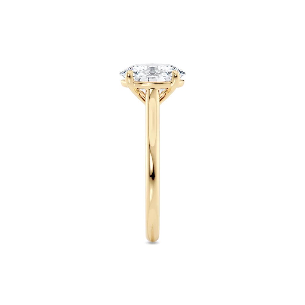 Diamantring oval gult gull 2 ct lab diamant, fokus på ringskinnen sett rett forfra, designet av Hartwell.