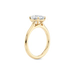 Diamantring oval gult gull 2 ct lab diamant, vist stående fra siden, designet av Hartwell.