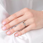 Diamantring oval hvitt gull 0,50 ct lab diamant, vist på fingeren til en modell, designet av Hartwell.