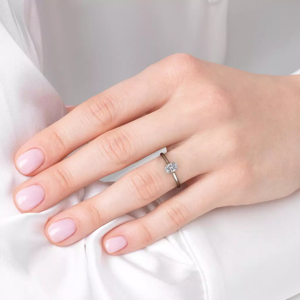 Diamantring oval hvitt gull 0,50 ct lab diamant, vist på fingeren til en modell, designet av Hartwell.