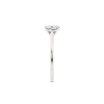 Diamantring oval hvitt gull 0,50 ct lab diamant, vist på fingeren til en modell, designet av Hartwell.