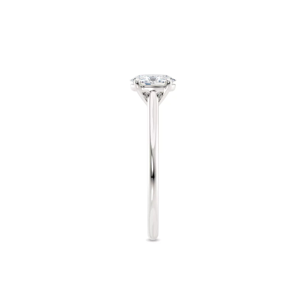 Diamantring oval hvitt gull 0,50 ct lab diamant, vist på fingeren til en modell, designet av Hartwell.