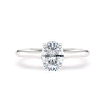 Diamantring oval hvitt gull 1 ct lab diamant, vist liggende forfra, designet av Hartwell.