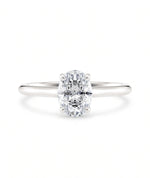 Diamantring oval hvitt gull 1 ct lab diamant, vist liggende forfra, designet av Hartwell.