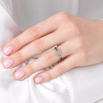 Diamantring oval hvitt gull 1 ct lab diamant, vist på fingeren til en modell, designet av Hartwell.