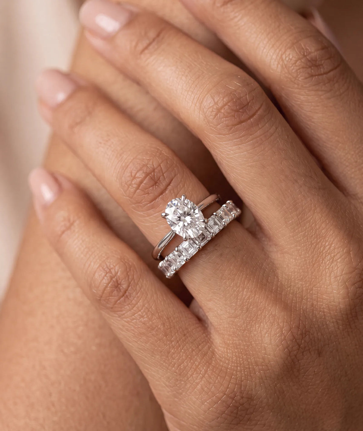 Diamantring oval hvitt gull 1 ct lab diamant, vist på fingeren til en modell, designet av Hartwell.