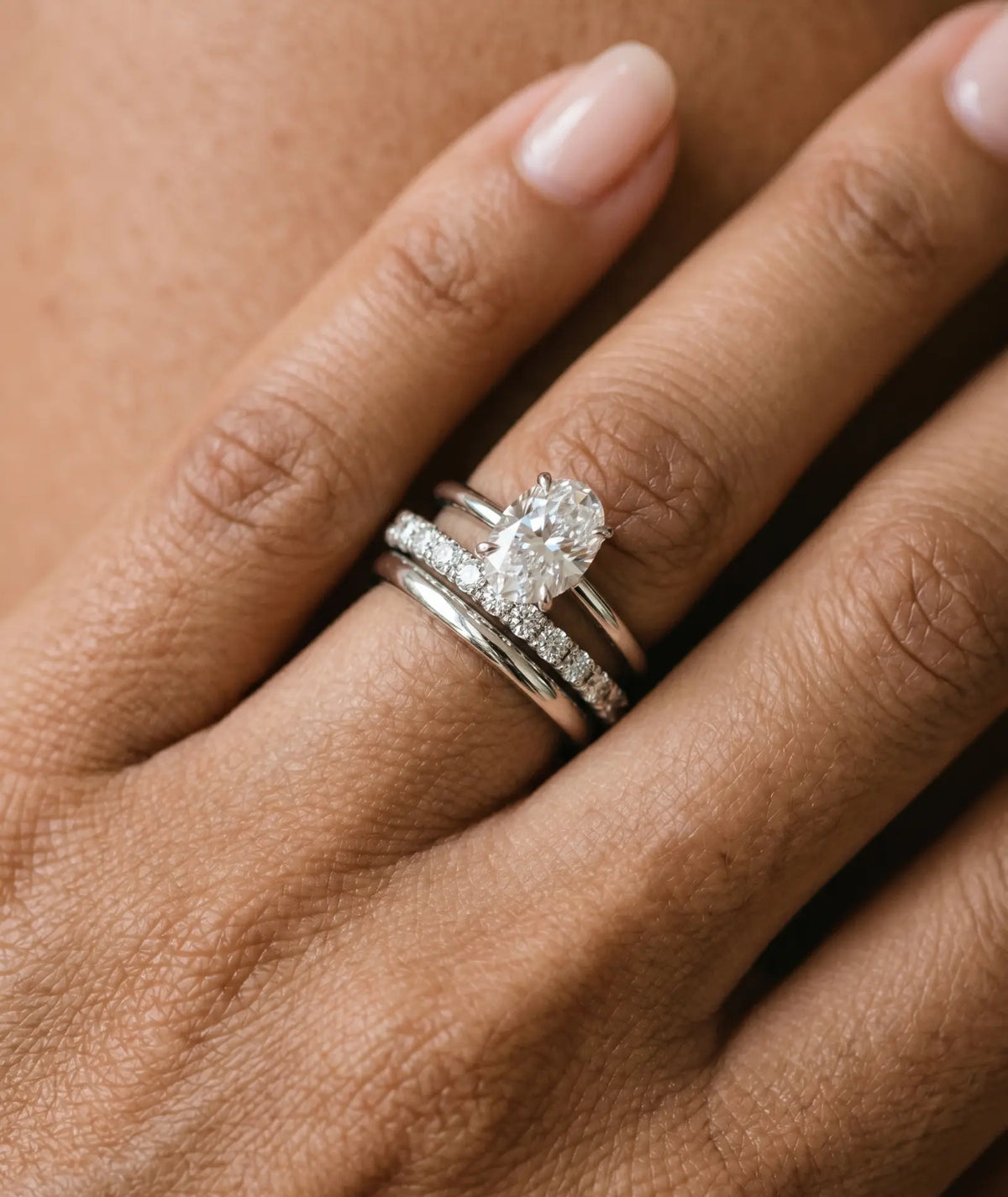 Diamantring oval hvitt gull 1 ct lab diamant, vist på fingeren til en modell, designet av Hartwell.