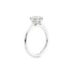 Diamantring oval hvitt gull 1 ct lab diamant, vist stående fra siden, designet av Hartwell.