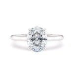 Diamantring oval hvitt gull 2 ct lab diamant, vist liggende forfra, designet av Hartwell.
