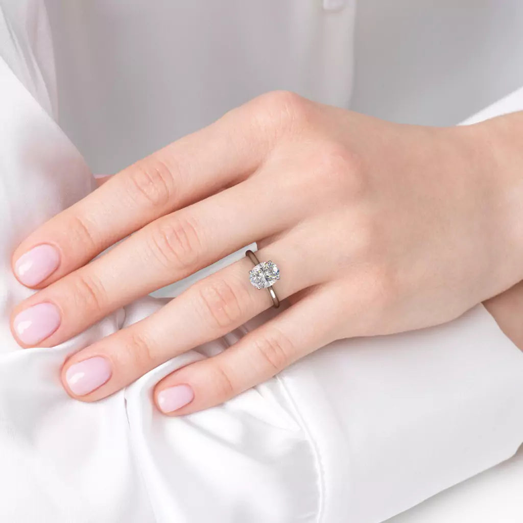 Diamantring oval hvitt gull 2 ct lab diamant, vist på fingeren til en modell, designet av Hartwell.