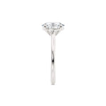 Diamantring oval hvitt gull 2 ct lab diamant, fokus på ringskinnen sett rett forfra, designet av Hartwell.