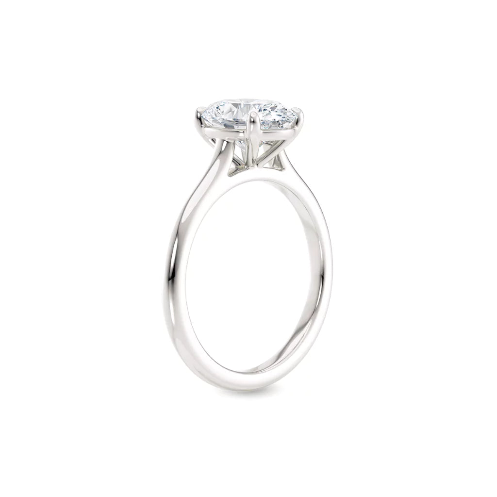 Diamantring oval hvitt gull 2 ct lab diamant, vist stående fra siden, designet av Hartwell.