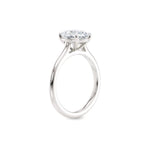 Diamantring oval hvitt gull 2 ct lab diamant, vist stående fra siden, designet av Hartwell.