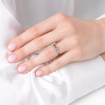 Diamantring oval roségull 0,50 ct lab diamant, vist på fingeren til en modell, designet av Hartwell.

