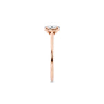 Diamantring oval roségull 0,50 ct lab diamant, fokus på ringskinnen sett rett forfra, designet av Hartwell.