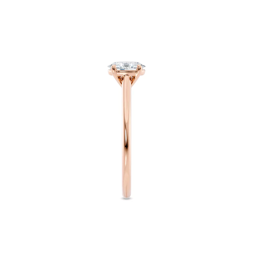 Diamantring oval roségull 0,50 ct lab diamant, fokus på ringskinnen sett rett forfra, designet av Hartwell.