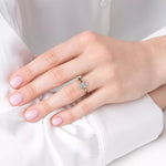 Diamantring oval roségull 1 ct lab diamant, vist på fingeren til en modell, designet av Hartwell.