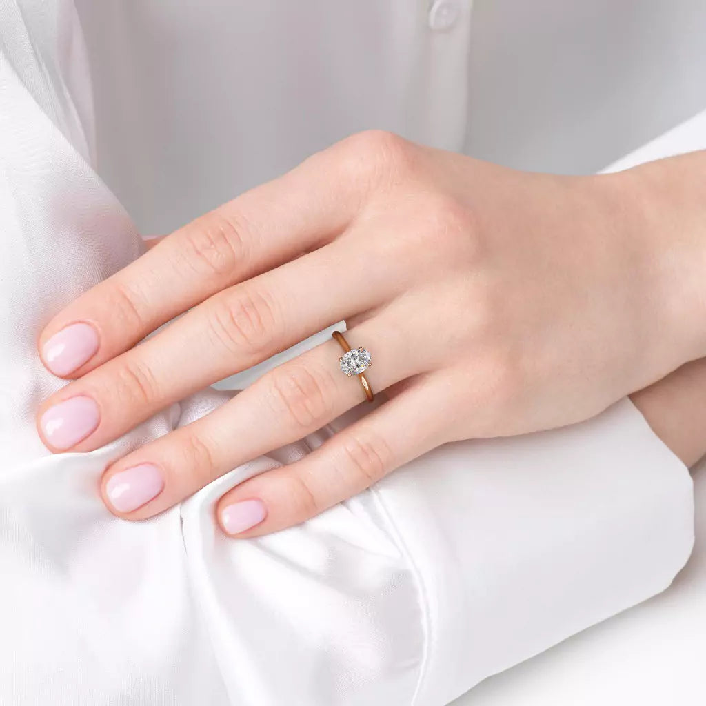 Diamantring oval roségull 1 ct lab diamant, vist på fingeren til en modell, designet av Hartwell.