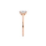 Diamantring oval roségull 1 ct lab diamant,  fokus på ringskinnen sett rett forfra, designet av Hartwell.