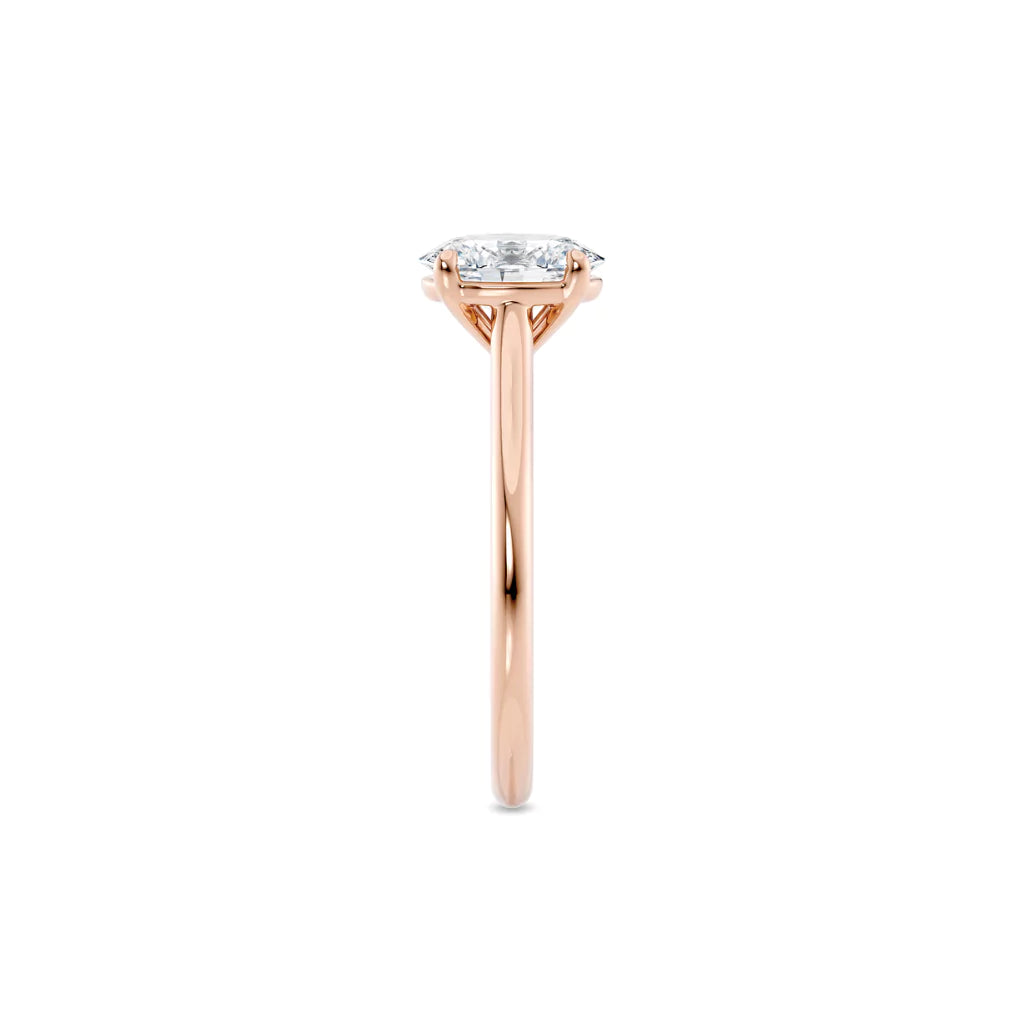 Diamantring oval roségull 1 ct lab diamant,  fokus på ringskinnen sett rett forfra, designet av Hartwell.