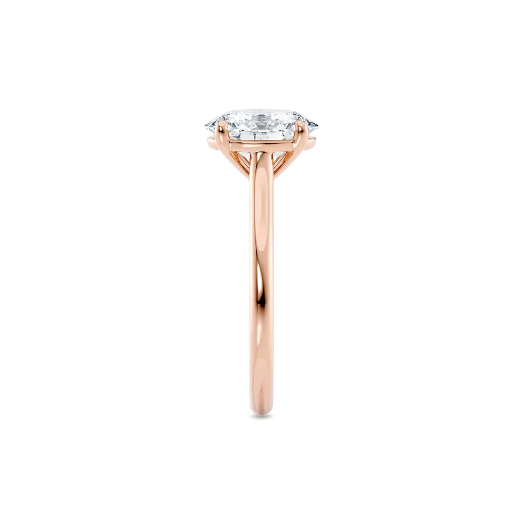 Diamantring oval roségull 2 ct lab diamant, vist på fingeren til en modell, designet av Hartwell.
