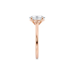 Diamantring oval roségull 2 ct lab diamant, vist på fingeren til en modell, designet av Hartwell.
