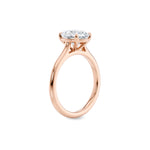 Diamantring oval roségull 2 ct lab diamant, vist stående fra siden, designet av Hartwell.