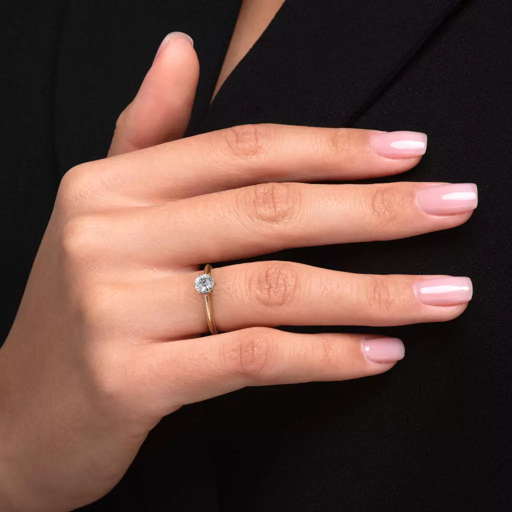 Diamantring i roségull med 0,50 ct lab-diamant i knife edge design, vist på fingeren til en modell, designet av Hartwell.