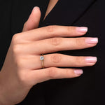 Diamantring i roségull med 0,50 ct lab-diamant i knife edge design, vist på fingeren til en modell, designet av Hartwell.