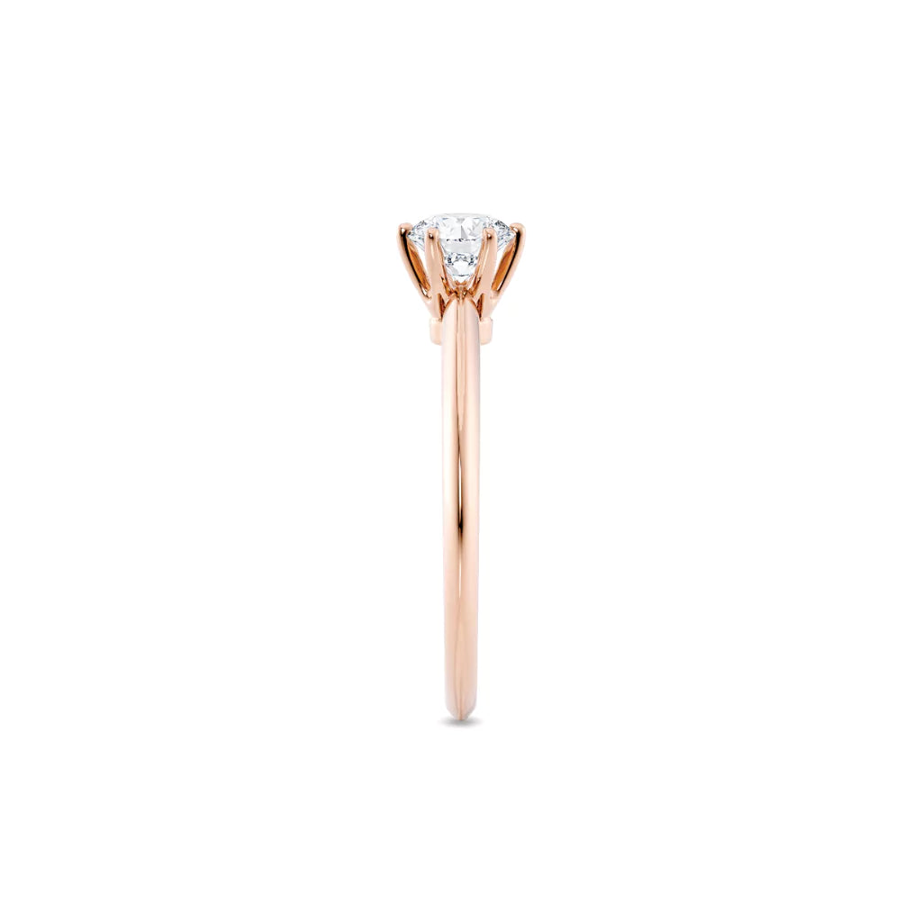Diamantring i roségull med 0,50 ct lab-diamant i knife edge design, fokus på ringskinnen sett rett forfra, designet av Hartwell.