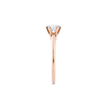 Diamantring i roségull med 0,50 ct lab-diamant i knife edge design, fokus på ringskinnen sett rett forfra, designet av Hartwell.