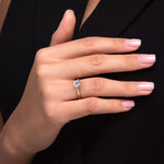 Diamantring i roségull med ct lab-diamant i knife edge design, vist på fingeren til en modell, designet av Hartwell.