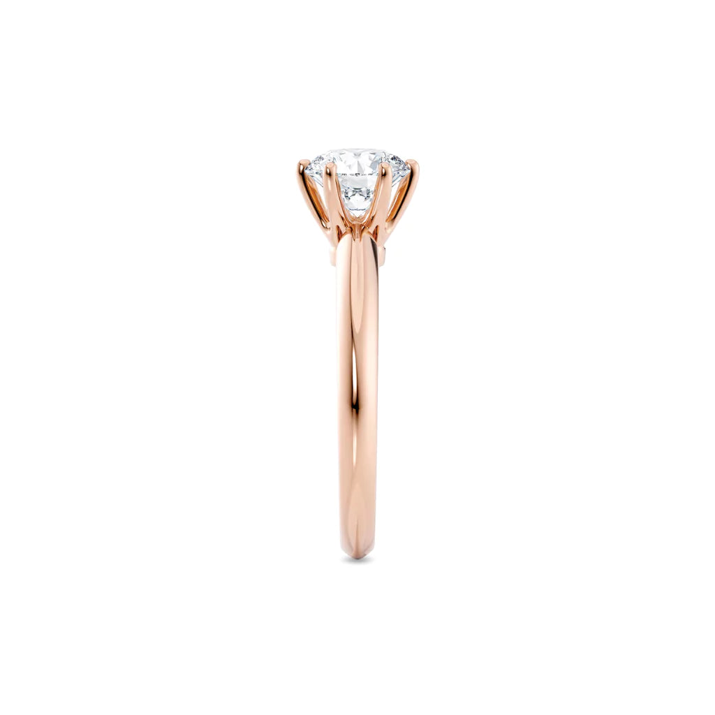Diamantring i roségull med 1 ct lab-diamant i knife edge design, fokus på ringskinnen sett rett forfra, designet av Hartwell.
