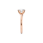 Diamantring i roségull med 1 ct lab-diamant i knife edge design, fokus på ringskinnen sett rett forfra, designet av Hartwell.
