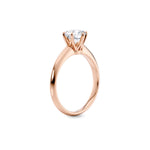 Diamantring i roségull med 1 ct lab-diamant i knife edge design, vist stående fra siden, designet av Hartwell.