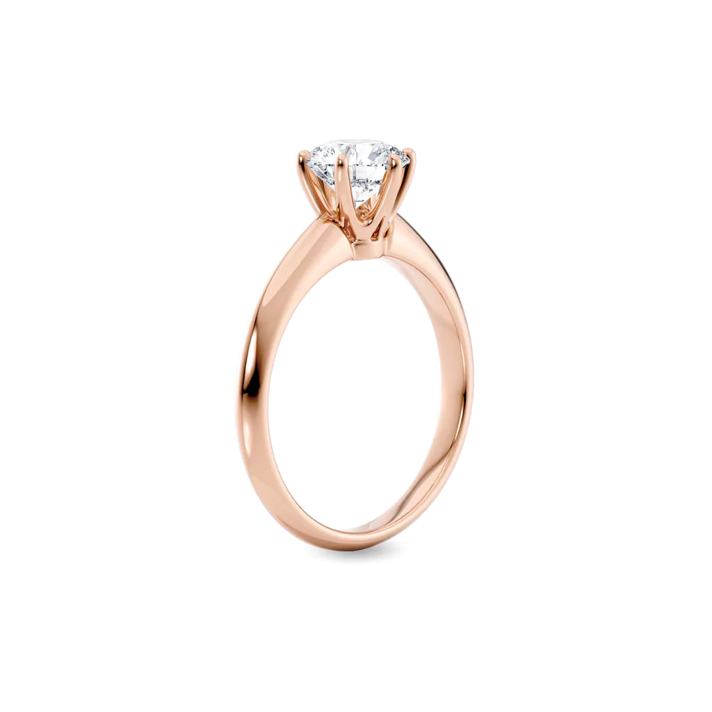 Diamantring i roségull med 1 ct lab-diamant i knife edge design, vist stående fra siden, designet av Hartwell.