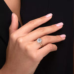 Diamantring i roségull med 2,00 ct lab-diamant i knife edge design, vist på fingeren til en modell, designet av Hartwell.