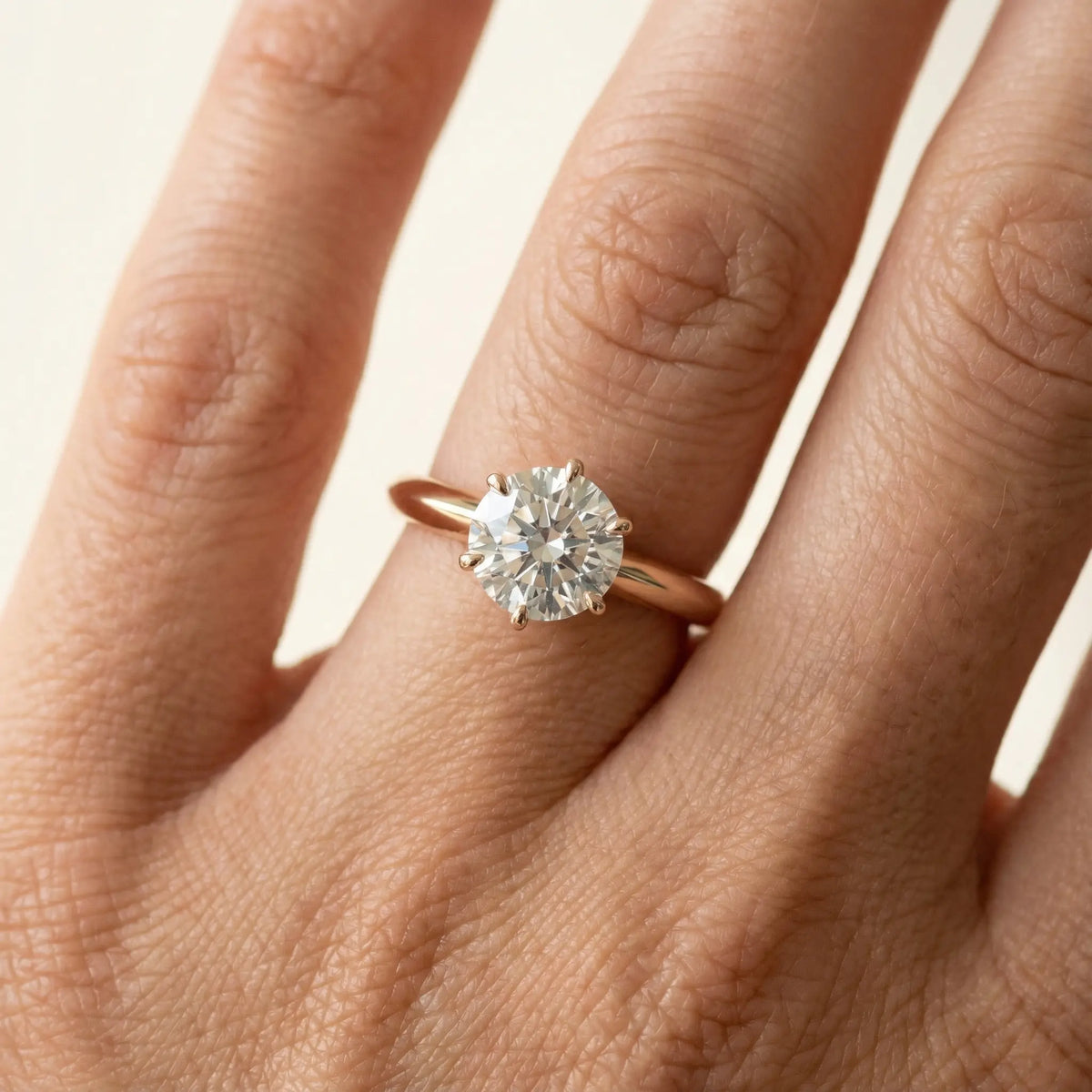 Diamantring i roségull med 2,00 ct lab-diamant i knife edge design, vist på fingeren til en modell, designet av Hartwell.