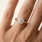 Diamantring i roségull med 2,00 ct lab-diamant i knife edge design, vist på fingeren til en modell, designet av Hartwell.