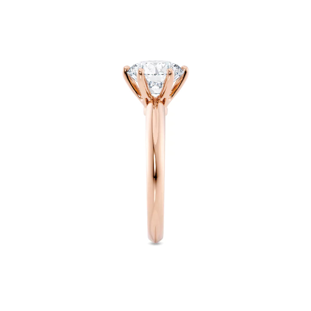 Diamantring i roségull med 2,00 ct lab-diamant i knife edge design, fokus på ringskinnen sett rett forfra, designet av Hartwell.