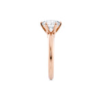 Diamantring i roségull med 2,00 ct lab-diamant i knife edge design, fokus på ringskinnen sett rett forfra, designet av Hartwell.