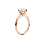 Diamantring i roségull med 2,00 ct lab-diamant i knife edge design, vist stående fra siden, designet av Hartwell.