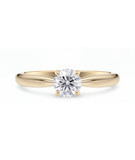 Diamantring tapered i gult gull med en 0,50 ct lab diamant vist liggende forfra, designet av Hartwell.