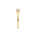 Diamantring tapered i gult gull med en 0,50 ct lab diamant, fokus på ringskinnen sett rett forfra, designet av Hartwell.