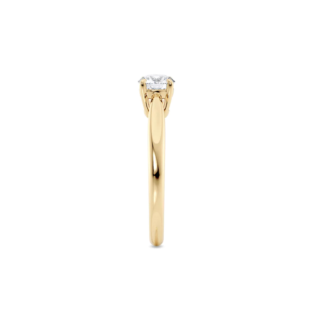 Diamantring tapered i gult gull med en 0,50 ct lab diamant, fokus på ringskinnen sett rett forfra, designet av Hartwell.