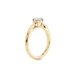 Diamantring tapered i gult gull med en 0,50 ct lab diamant, vist stående fra siden, designet av Hartwell.